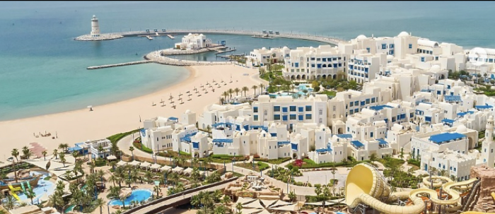 Гигантски луксозен хотел в Катар посреща туристи насред нищото